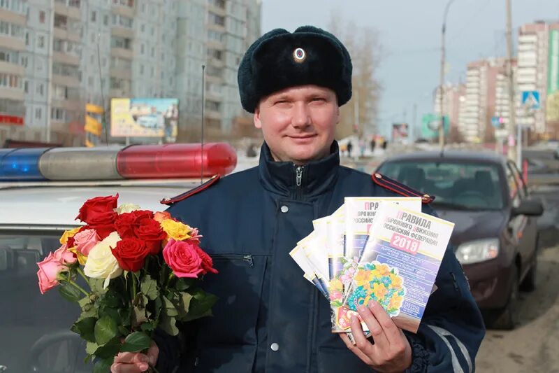 Полиция подарки. Полицейские Усть-Илимск. Полицейский дарит цветы. Усть Илимск милиционеры. С днем Усть Илимской милиции.