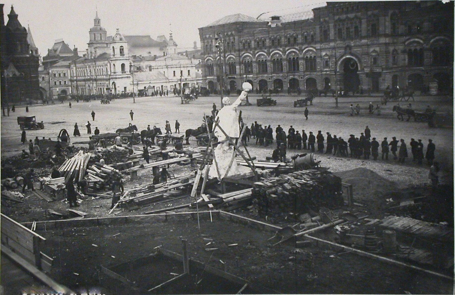 1924 г россия. Первый мавзолей Ленина 1924. Мавзолей Ленина 1924 год. Ленин в мавзолее 1924.