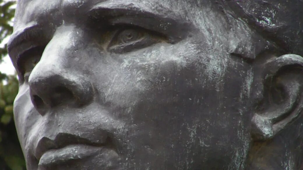Кербель лев ефимович скульптор. Бюст гагарина кербель. памятник гагарину кербель. лев кербель памятники. памятники бюст юрию гагарину.