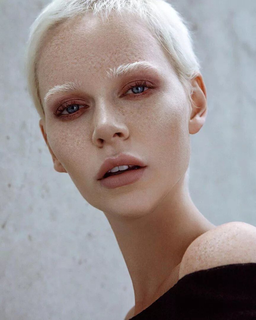 Монголоиды альбиносы. Яна кусакина. Саша смирнов альбинос. Блондинка с белыми бровями. Саша лусс кожа.