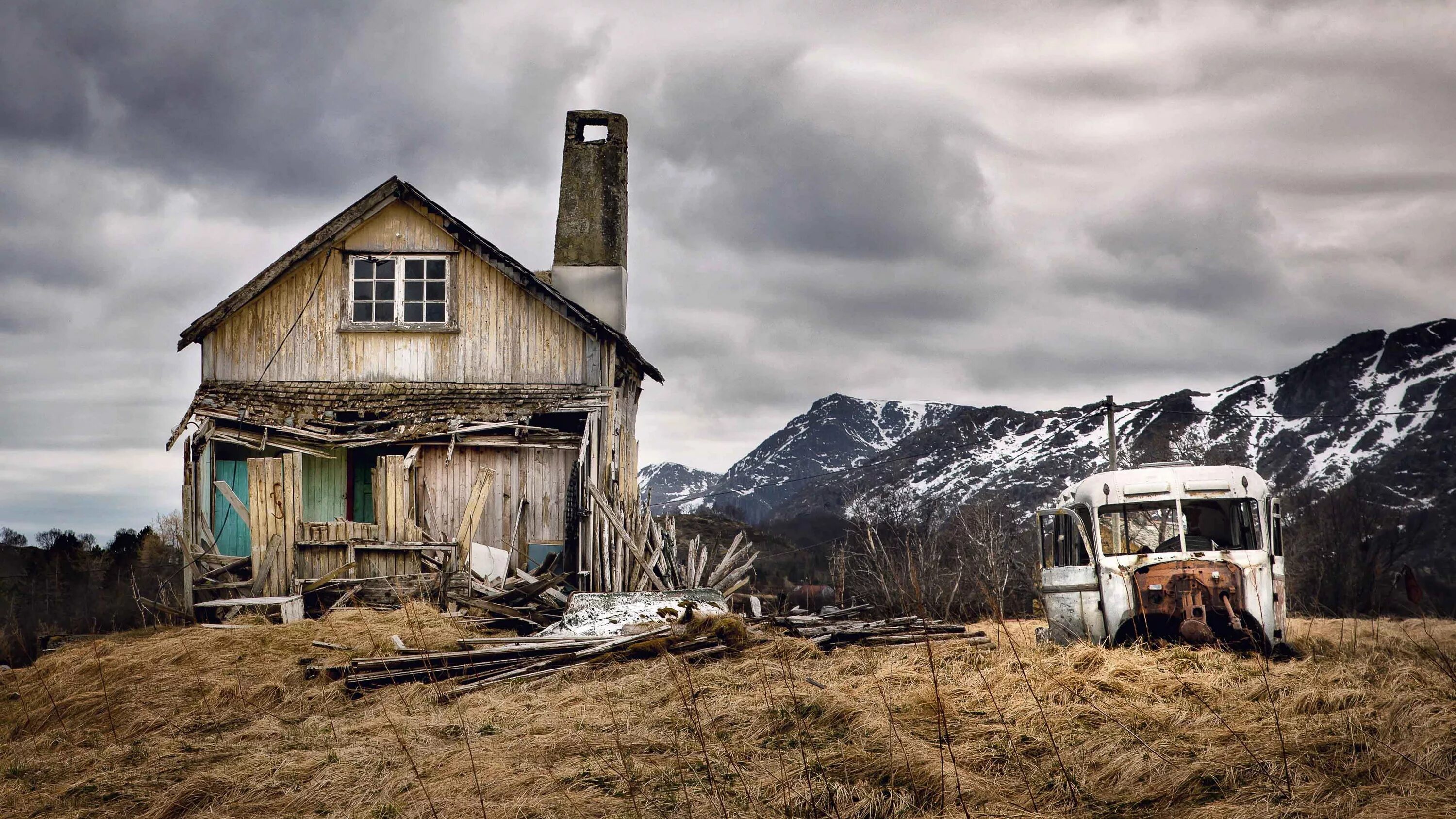 Abandoned village reclamation. Норвегия заброшенная деревня. Заброшенные дома. Разрушенные дома. Заброшенная ферма.