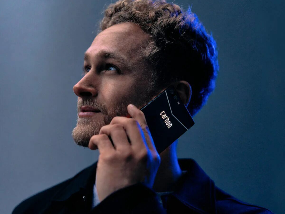 Люди с гаджетами. Телефон современного человека. Современный человек. Занятой человек. Селфи.