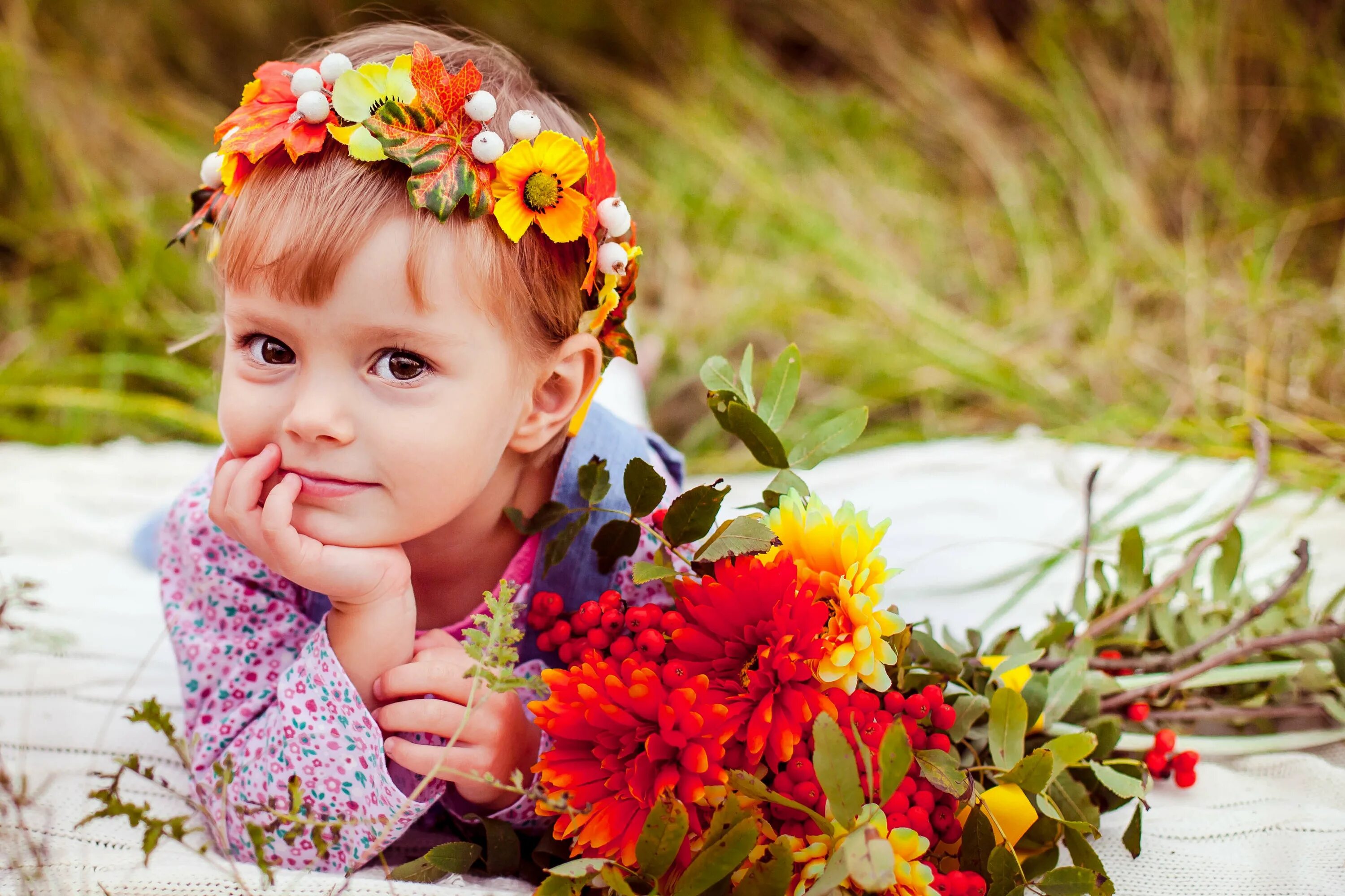 Children pic. Дети с цветами. Девочка с венком. Цветы для детей. Малыш с цветами.