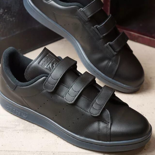 Кроссовки ортекс на липучках купить. Adidas Stan Smith Black на липучках. Кроссовки adidas Stan Smith CF черные. Кроссовки adidas Stan Smith Black. Кроссовки адидас Смит черные на липучках.