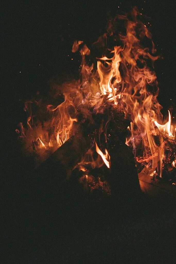 Знает как огнем горит