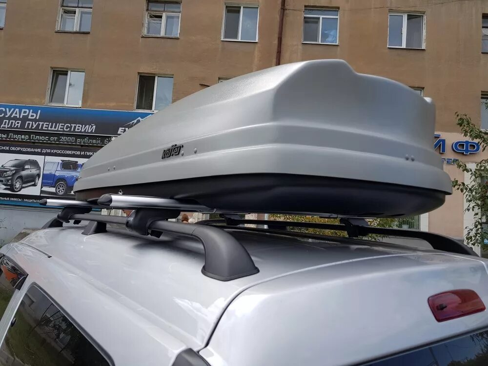 Крепится на крышу автомобиля. Автобокс на крышу Пежо 1007. Автобокс Thule на крышу лк100. Автобокс на крышу мл163. Автобокс на крышу Краун 171.