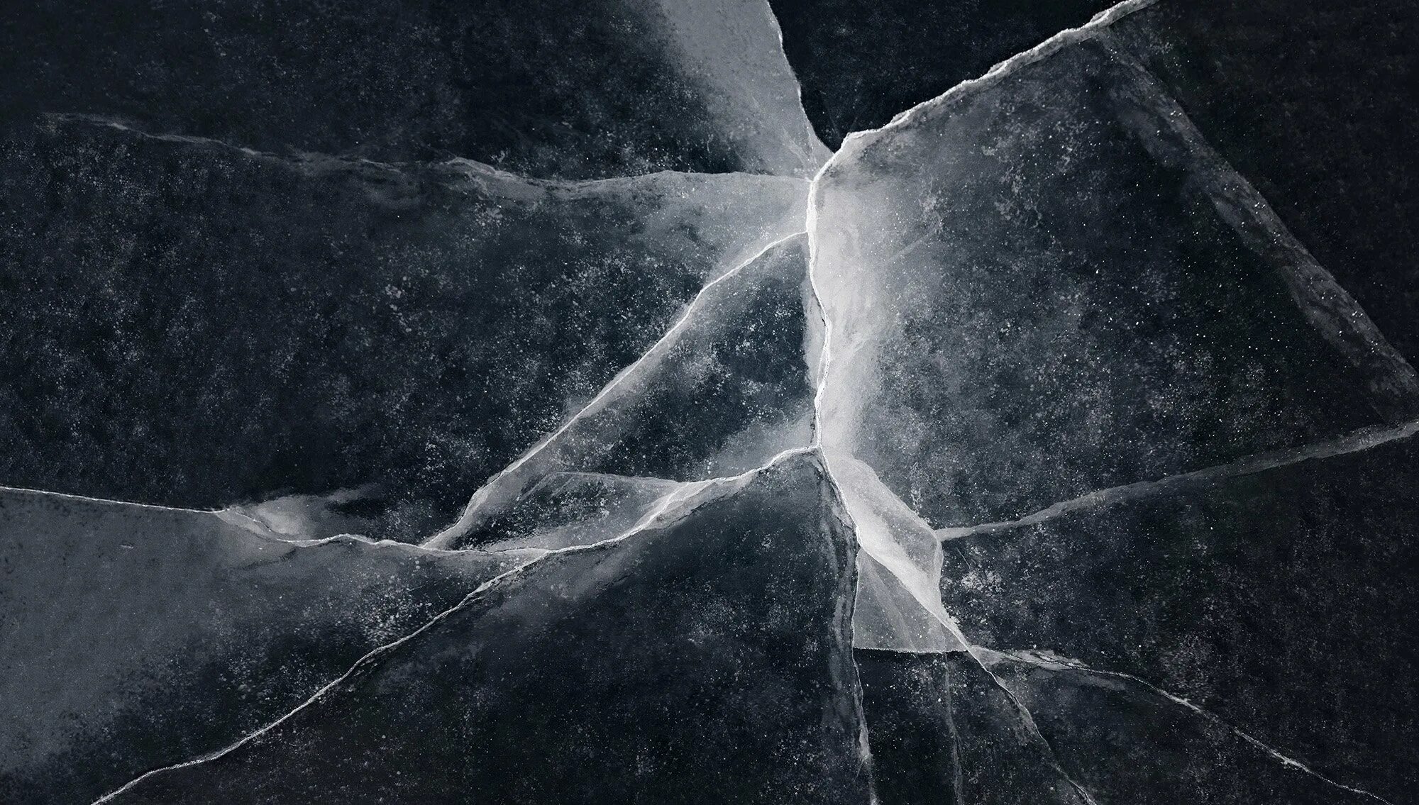 Лед на черном фоне. Черный лед. Трещины льда на черном фоне. Лед на темном фоне.