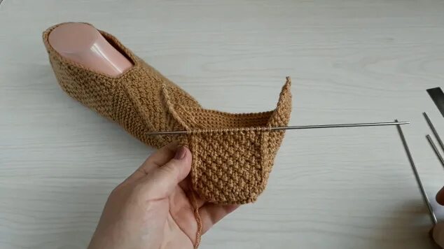 Следки спицами 39 размер. Следки спицами 39 размер. Вязаные тапочки следки спицами. Вязаные подследники. Мужские следки лилия зиновьева.