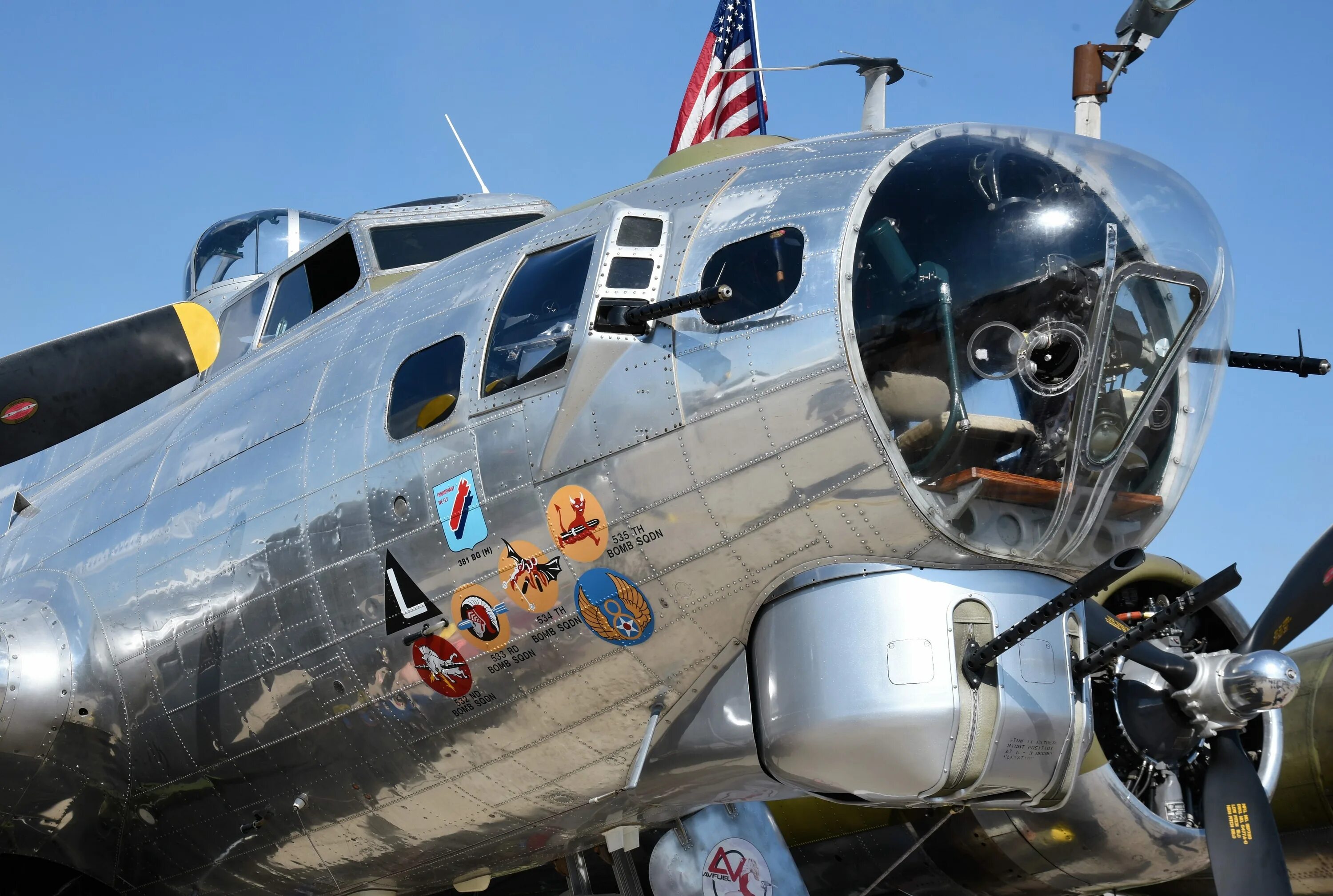 Б 17 кг. B17 самолет бомбардировщик. B 17 бомбардировщик. B-17 Flying Fortress. Бомбардировщик США B-17.