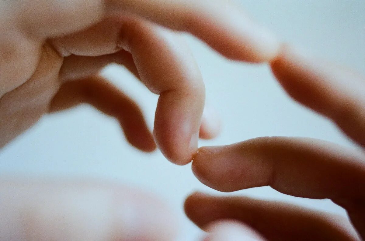 тактильные прикосновения это. человек любящий тактильность. родные ладони. тактильность эстетика. тактильные ощущения что это простыми словами.