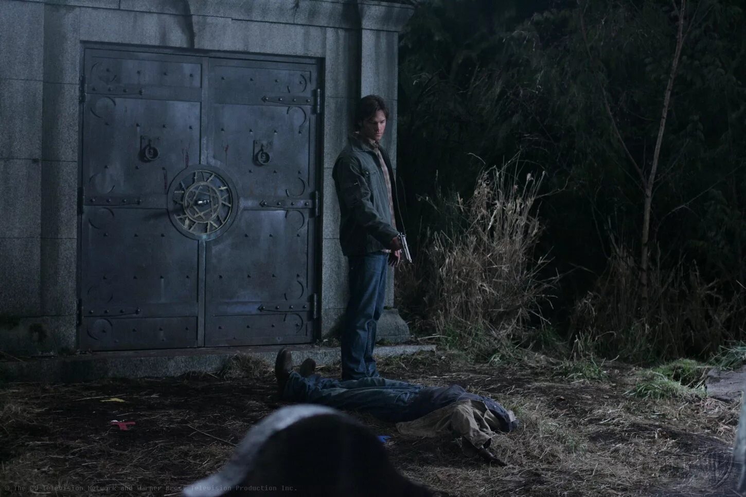 Врата ада сверхъестественное. Люцифер сверхъестественное 11 сезон в клетке. Сверхъестественное дин в аду. Трон ада сверхъестественное. Ад све.