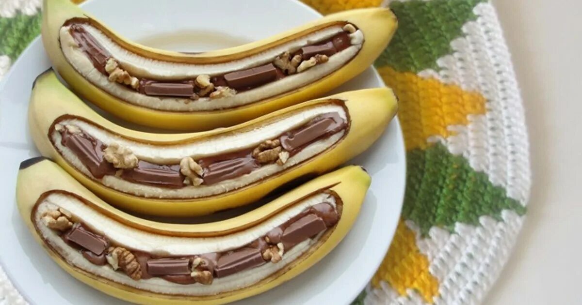 Переспелые бананы что приготовить быстро и вкусно. Бананы в шоколаде. Банан с шоколадом в микроволновке. Запеченные бананы с шоколадом. Запеченный банан в микроволновке с шоколадом.