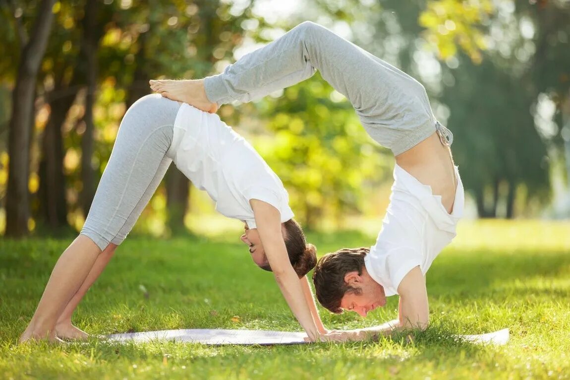 Позы картинки. Легкая йога для двоих. Позы йоги для двоих начинающих. Парная йога для начинающих. Йога для двоих профессионалов.