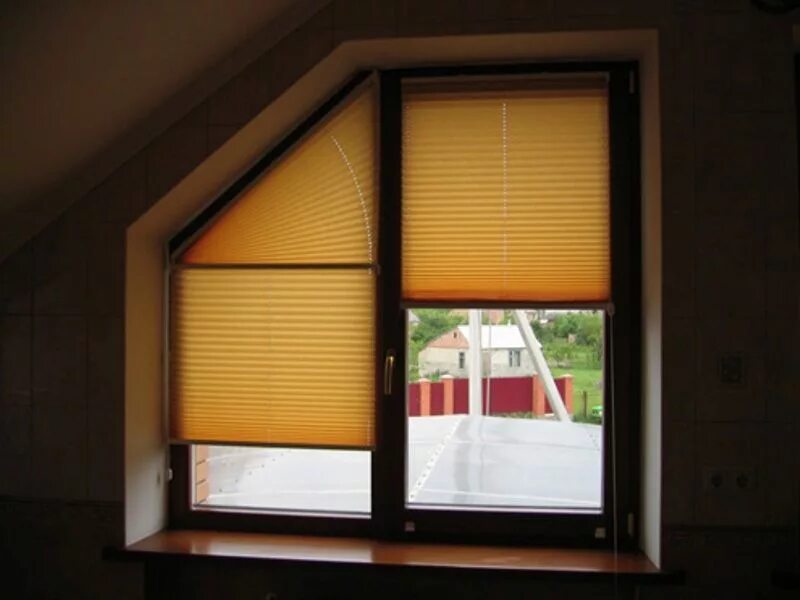 Шторы плиссе амиго. Штора-плиссе velux fmg 1265. Шторы плиссе amigo. Косые рулонные шторы. Рулонные шторы на треугольные окна.