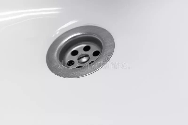 Крестообразные вставки в сливное отверстие ванны. Закругленный сливное отверстие в ванне. Маленькие чёрные дырочки в ванной раковине. Маленькие круглые дырочки в ванной.