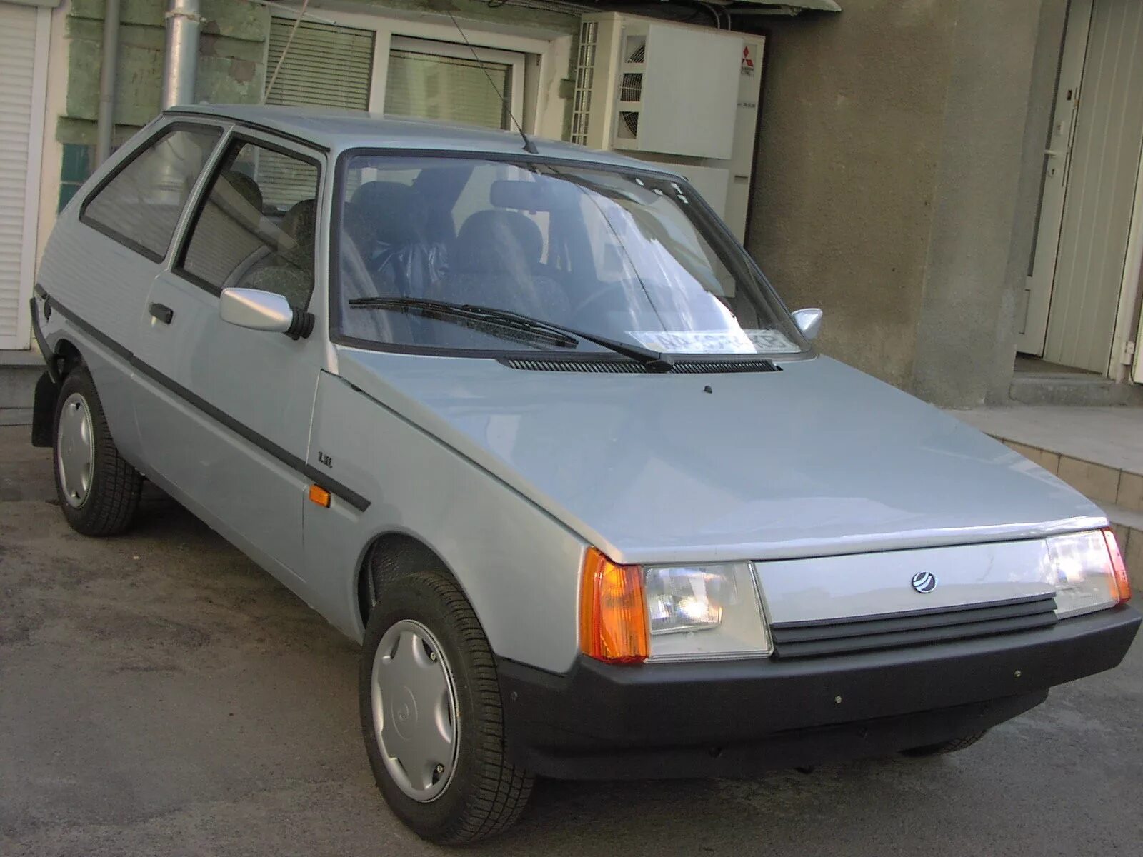 Машина заз 1102 таврия. Таврия машина. Заз 1102 «таврия» 1102. Таврия машина. Заз 1102 таврия красная.