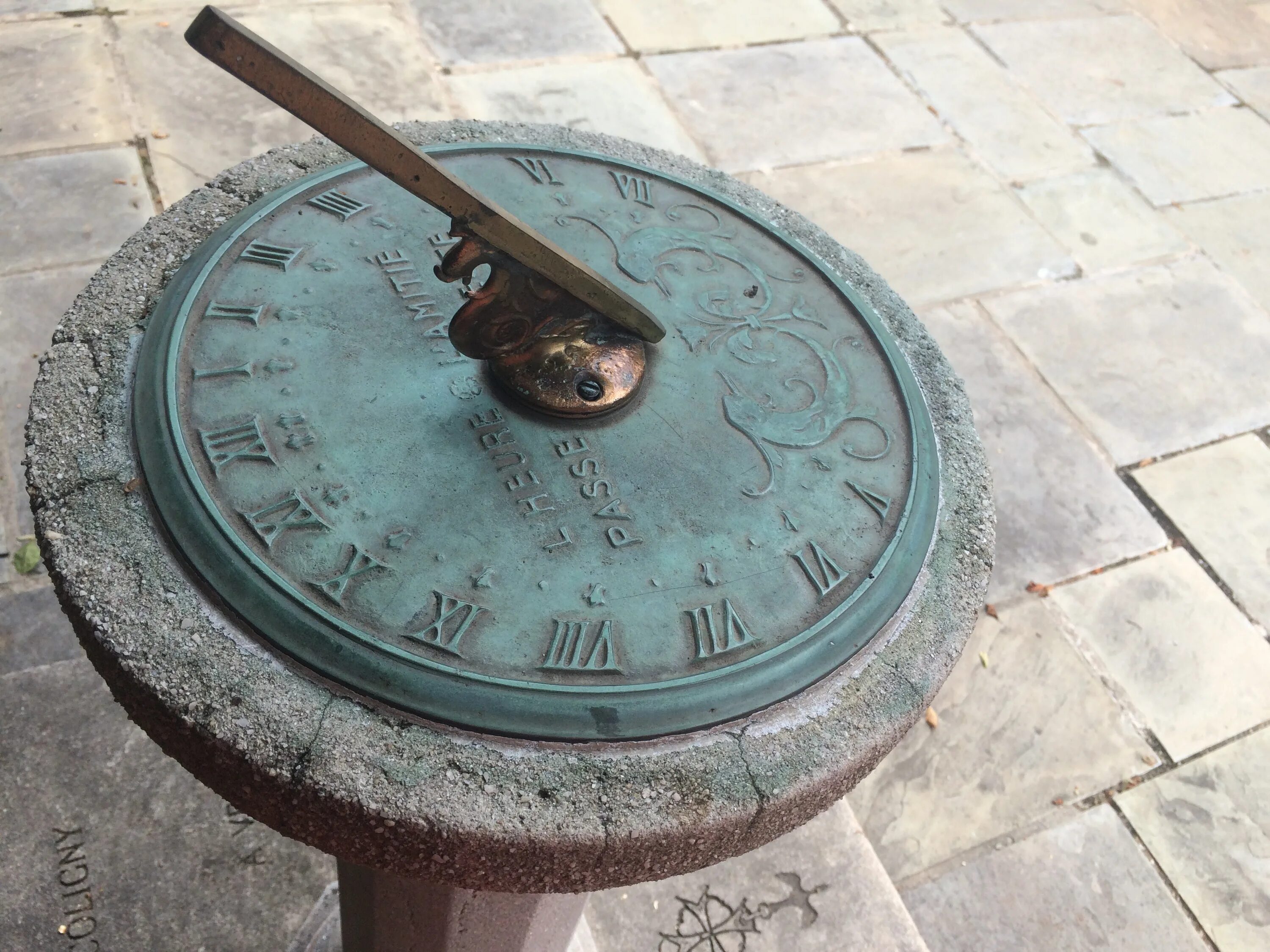 Б камень время. Солнечные часы Sundial. Солнечные часы на Васильевском острове. Солнечные часы Птолемей. Старинные солнечные часы.