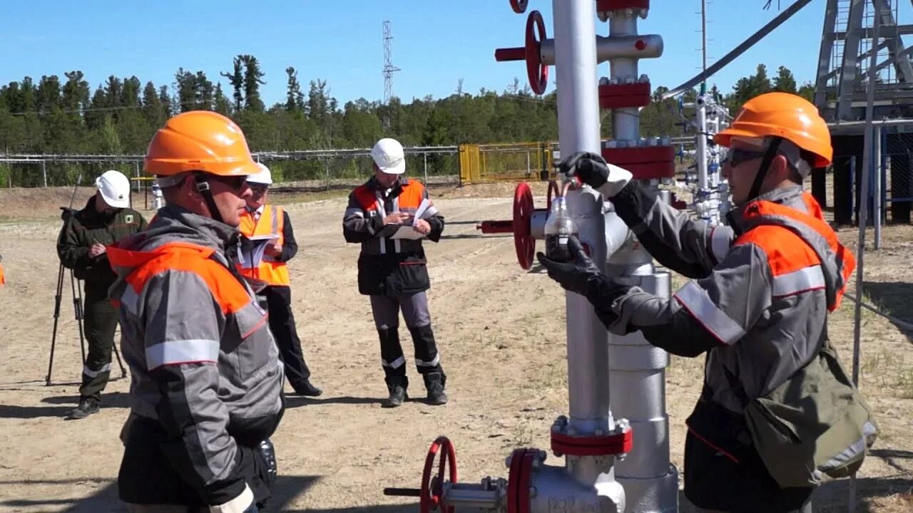 Оператор по исследованию скважин. Бурильщик нефтяных и газовых скважин. Работа в нефтегазовой отрасли. Оператор нефтяных и газовых скважин. На двух буровых станциях работали 127 человек