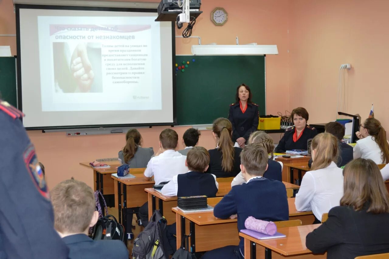 Сколько учеников в лицее. Ученики лицея. Беседа с полицией в лицее. Ученик лицея 12 класс. Ученики лицея Плеханова.