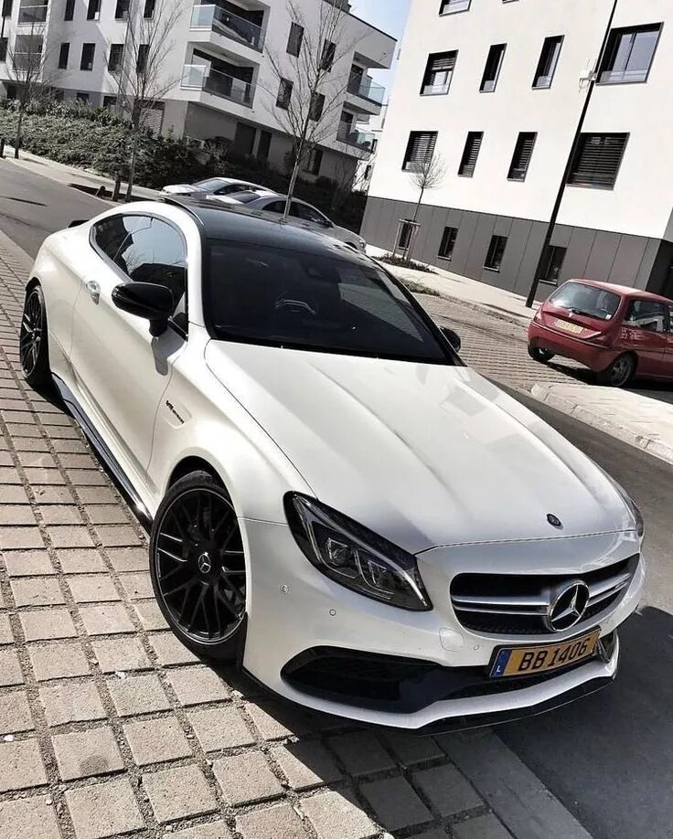 Белая машина mercedes. Mercedes Benz c63 AMG Coupe. Мерседес АМГ 63 белый. Mercedes AMG c63 s Coupe White. Мерседес s63 АМГ белый