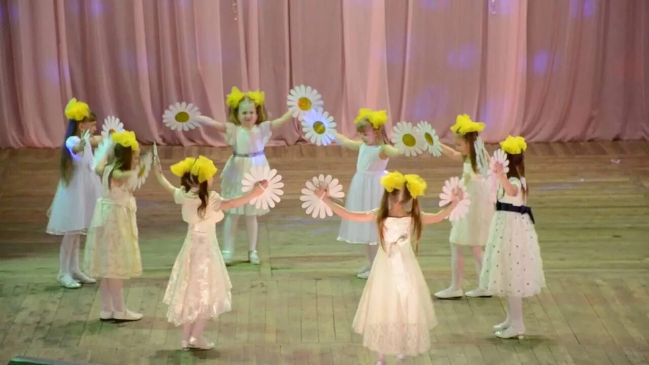 Песня танец ромашка. Танец ромашки в детском саду. Цветы для танца в детском саду. Цветы на руку для танца в детском. Танец цветочков в детском саду.