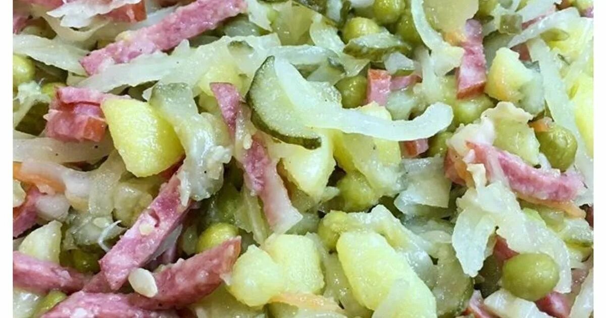 салат с сухариками и солеными огурцами. немецкий картофельный салат kartoffelsalat. салат с колбасой и огурцами солеными. салат с колбасой и огурцами солеными. салат с солеными огурцами рецепт и колбасой.