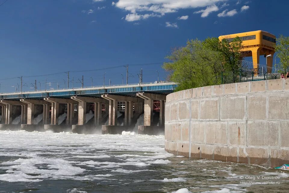 Волжская дамба волгоград. Плотина гэс волгоград. Гэс волгоград. Волжские плотины. Плотина волгоградской гэс.