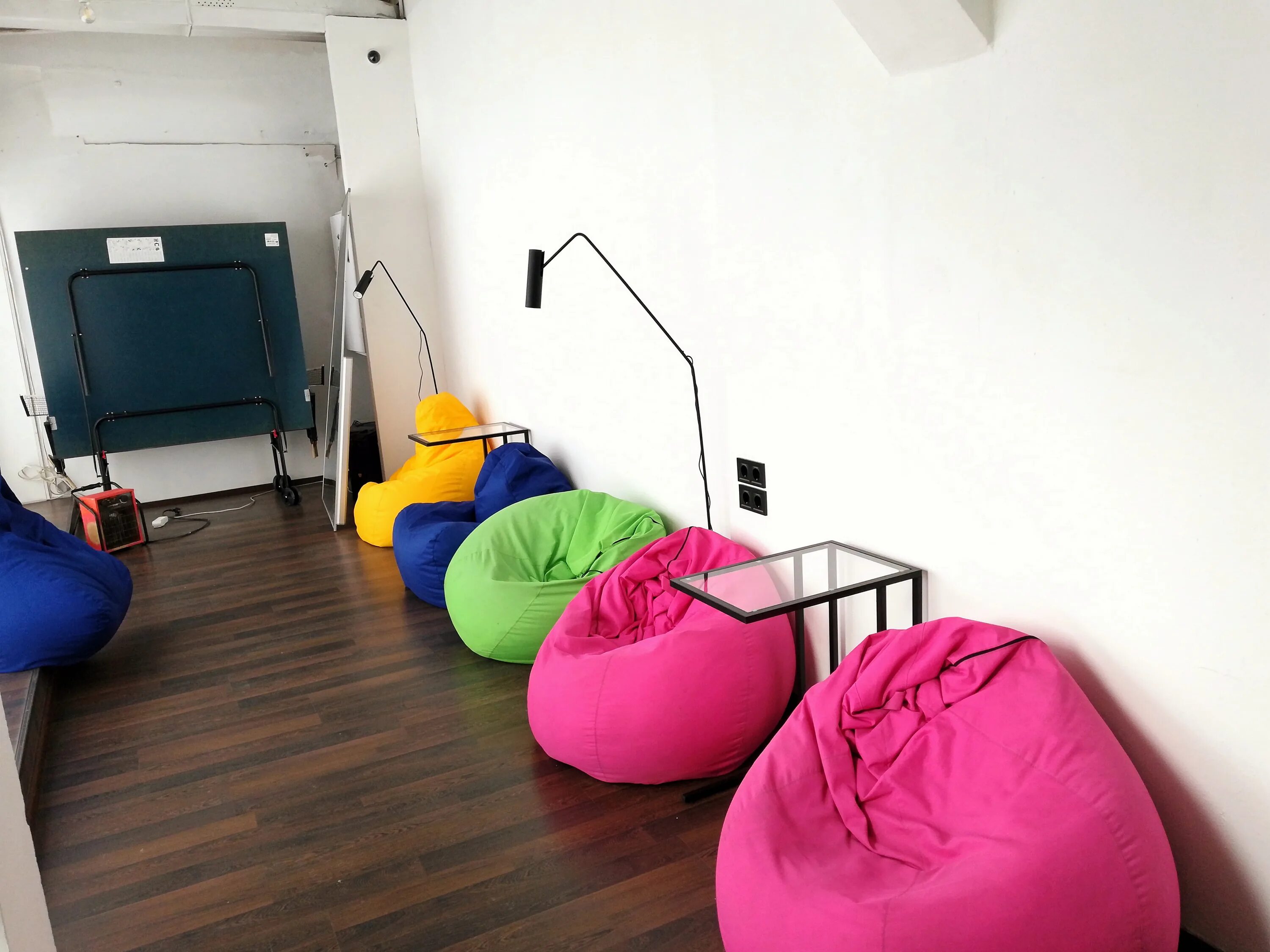 Пуфик в интерьере. Комната с пуфиком. Бескаркасная мебель в детскую комнату. Кресло пуфик. Пуфик в комнату.