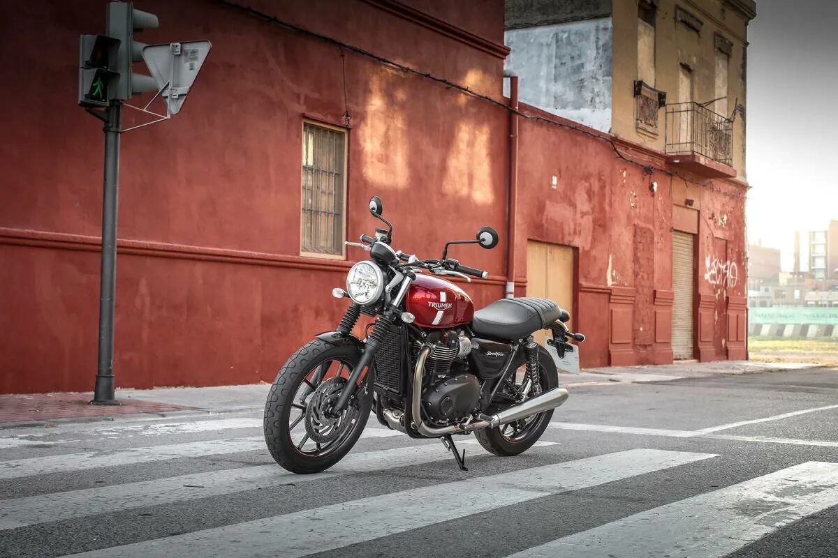 Мотоцикл триумф стрит твин 2019. Triumph triumph street twin. Триумф улица. Мотоцикл триумф стрит твин. Triumph aesthetic.