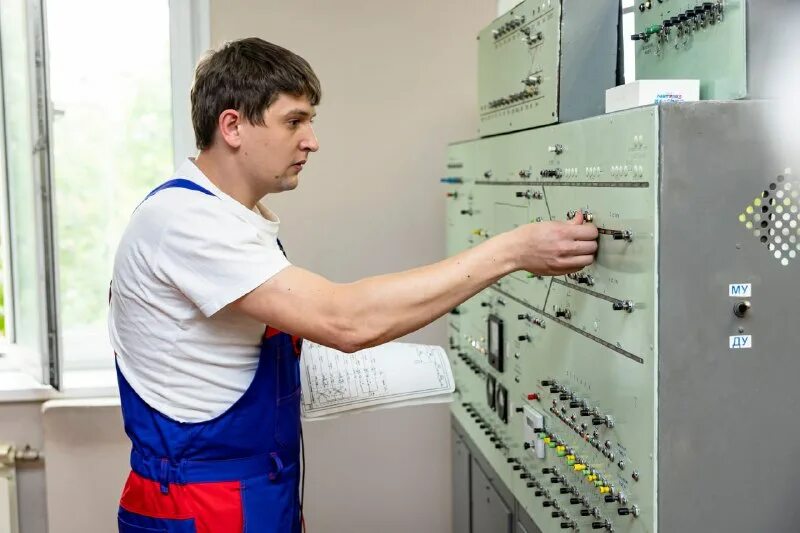 горный электромеханик. электромеханик. электромеханика. подработка в 10 лет. электромеханик.