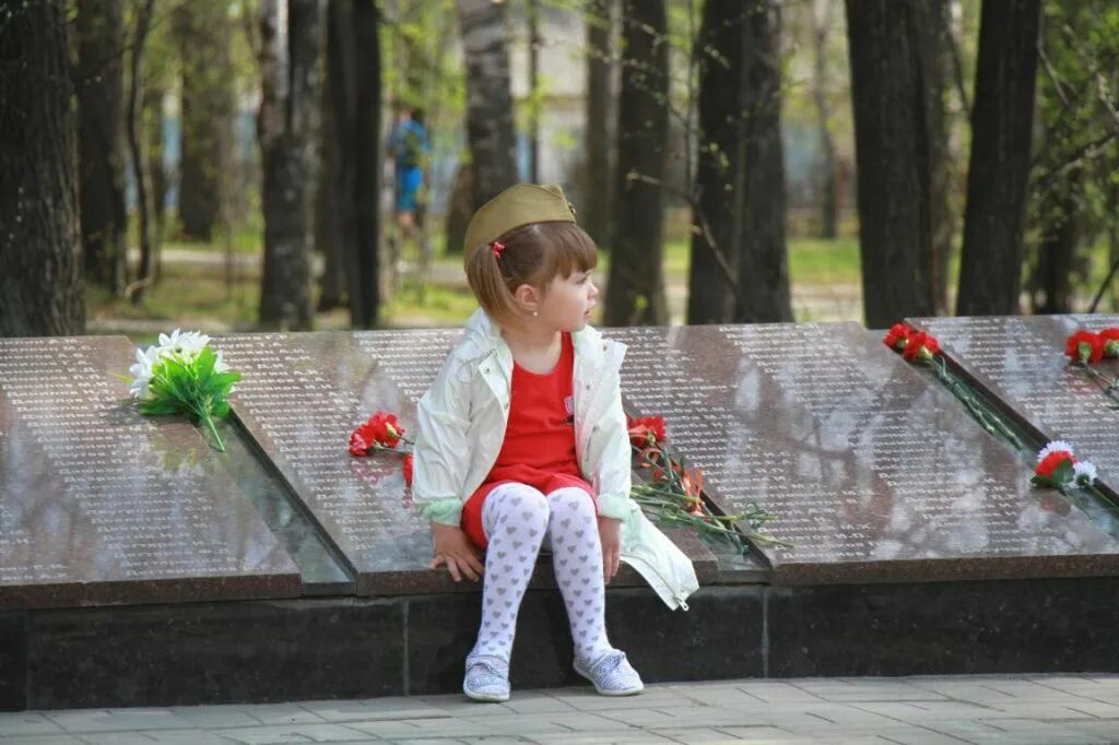 Мемориал вечный огонь в кисловодске. Сквере славы «у вечного огня». День победы вечный огонь. Девушка у вечного огня. Девочка в форме у вечного огня.