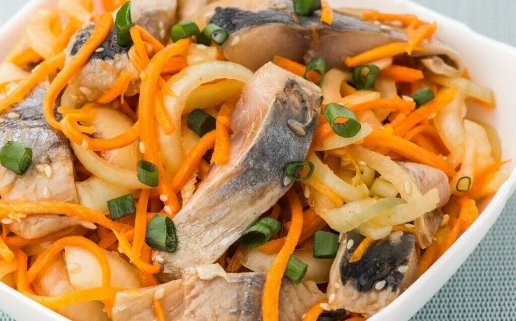 Селедка хе рецепт по корейски. Селедка по корейски с овощами. салат корейский с соленой селедкой. салат из селедки хе совощями. сельдь с овощами по корейски.