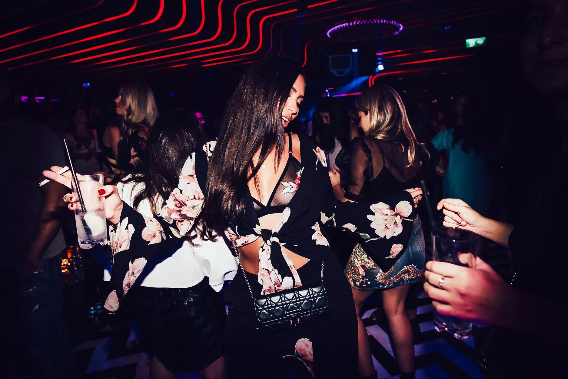 Kiss night club. Девушки на вечеринке. Ночной клуб. Тусовка в клубе. Образ для клубной вечеринки.