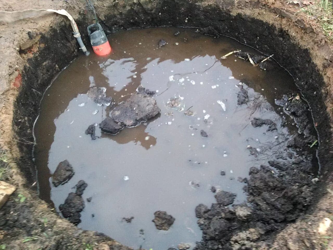 Яма залитая водой. Вода в канализации. Выгребная яма. Грунтовые воды. Высокие грунтовые воды помойная яма.