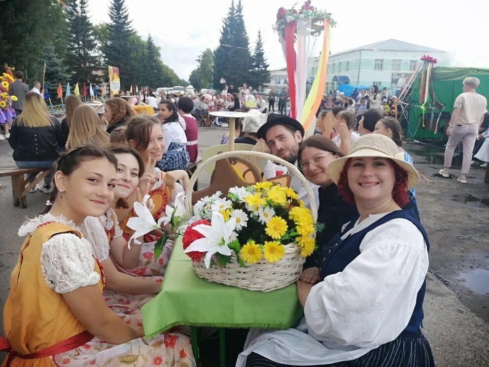 Немцы Омской области культура. Подсосново немецкий национальный район. Подсосново зомерфест. Население Азовского немецкого национального района.