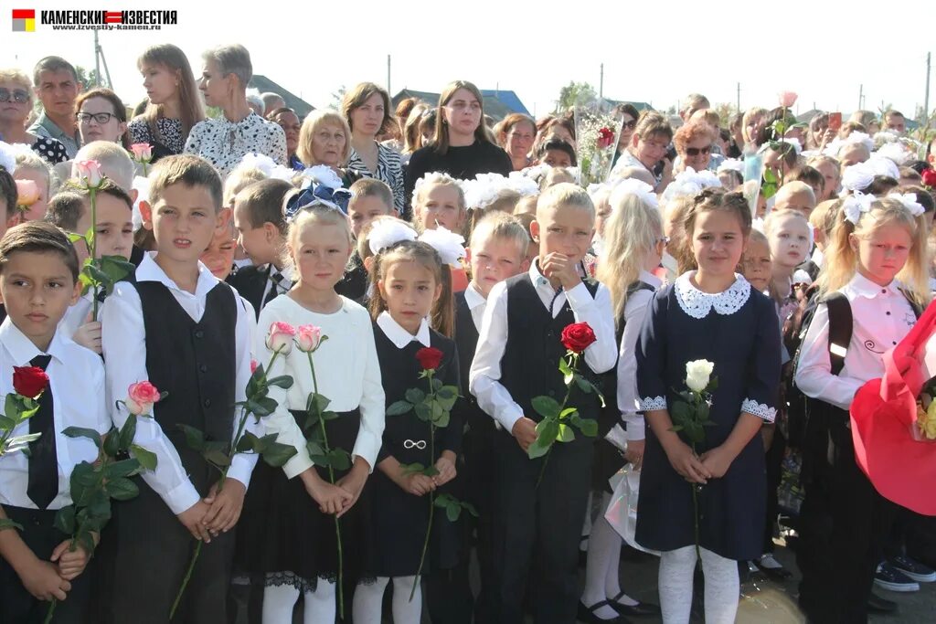 Школа 1 камень на Оби. Камень на Оби школа 5. Школа камень на Оби. 1 Сентября линейка в школе.