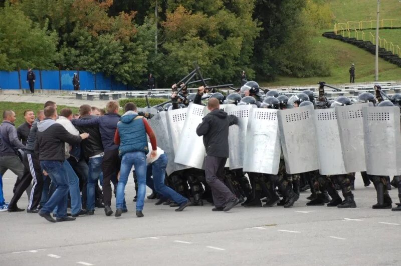 Пресечение массовых беспорядков. ОВД при массовых беспорядках. Группа оцепления при массовых беспорядках. Спецоперация по пресечению массовых беспорядков.