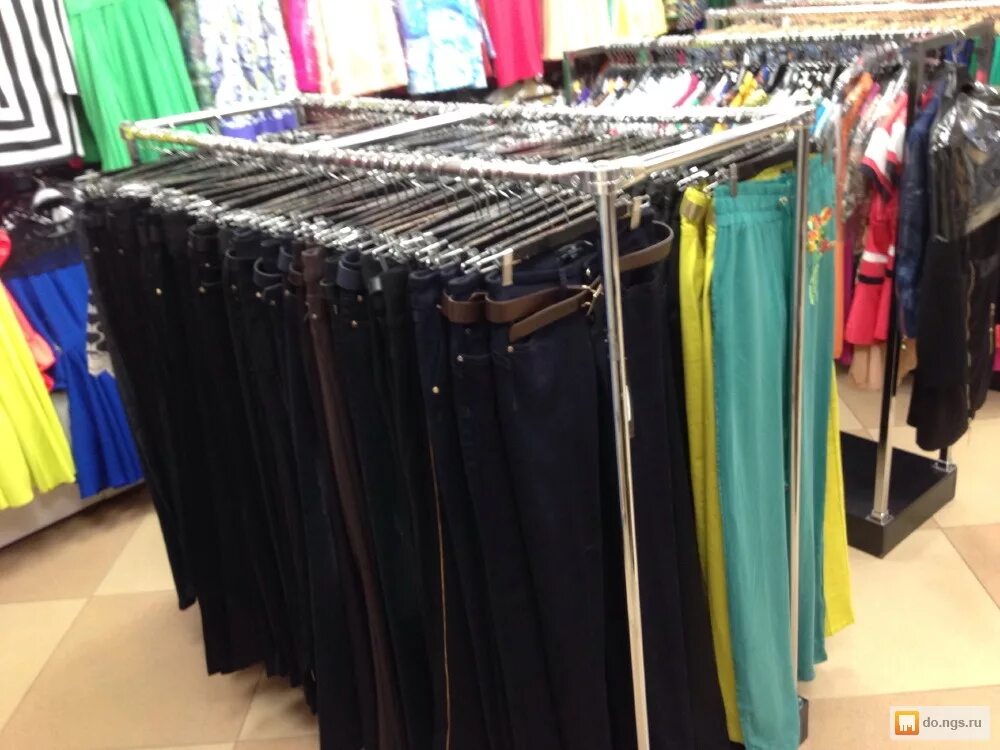 Комиссионка одежды. Торговое оборудование для швейных магазинов в новосибирске. Одежда б/у. Витрина магазин льняной одежды. Одежда новая и б/у.