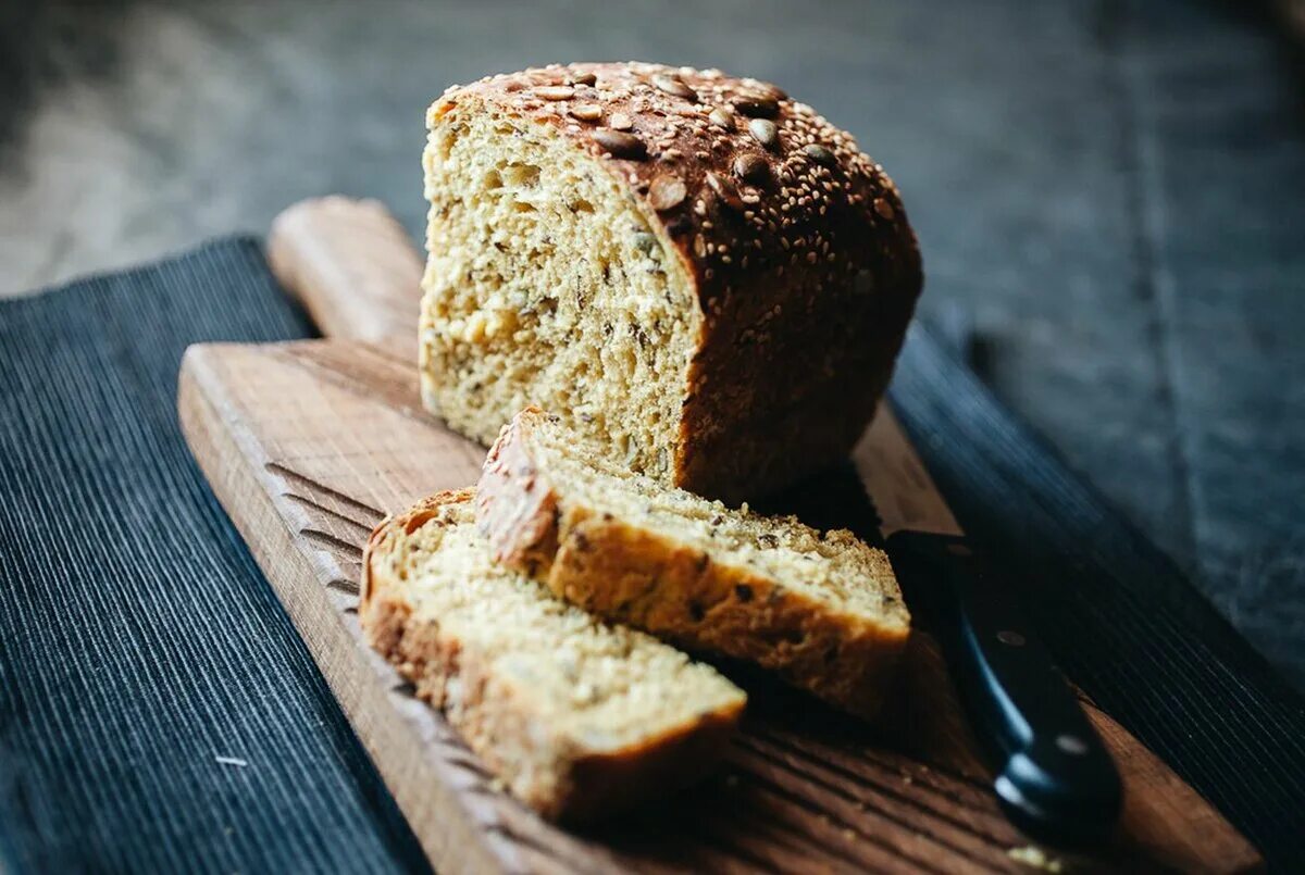 Хлеб с добавками. Sasha Bread пекарня кулич. Хлеб тыквенный Sasha Bread. Хлеб Даниловский бездрожжевой. Хлеб с тыквенными семечками.