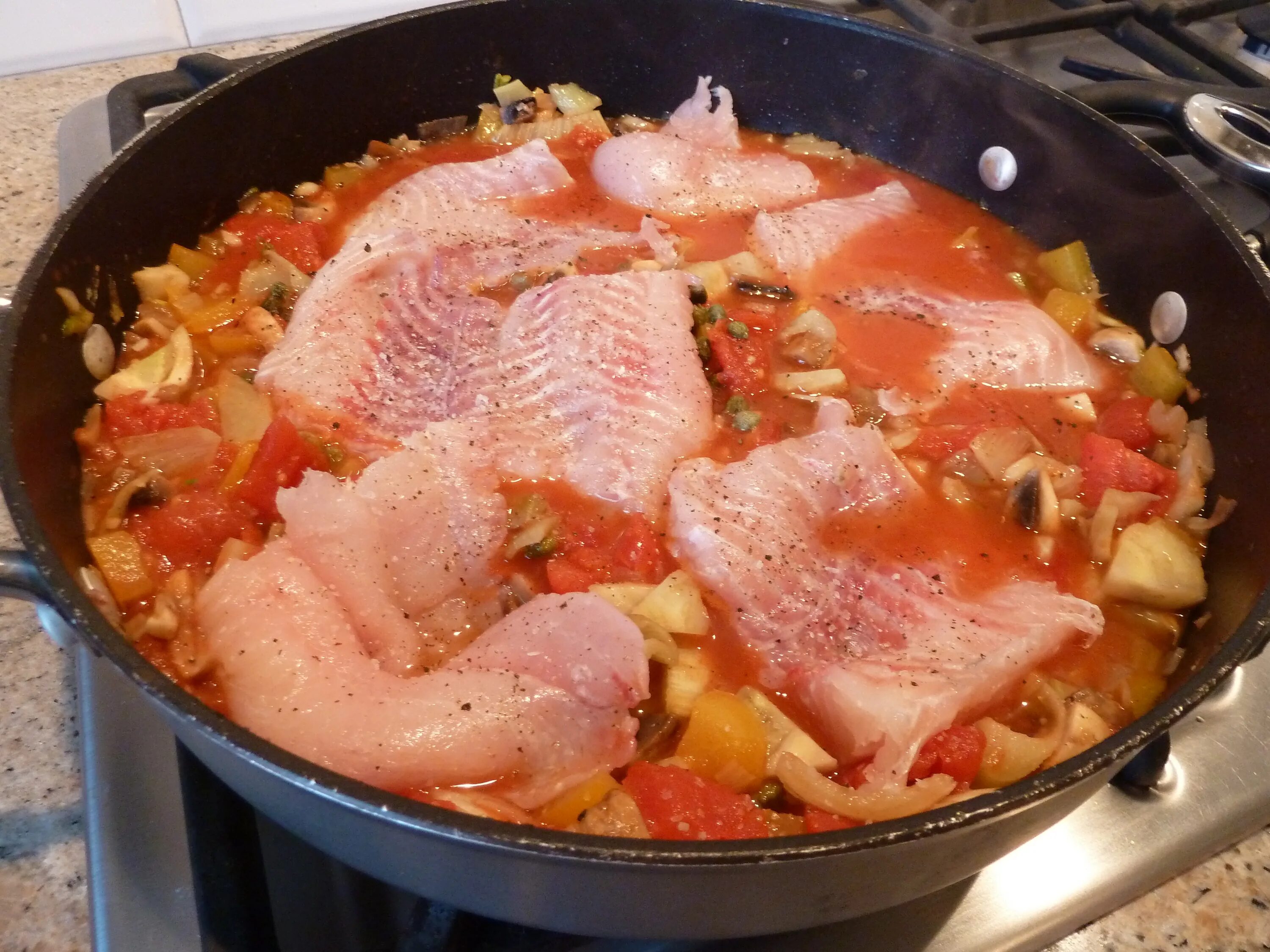 Рыба тушеная с овощами. Рыба тушенная в томате с овощами. Тушёная рыба на сковороде. Рыба с овощами на сковороде.