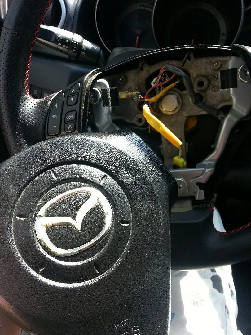 Подогрев руля на мазда 3 бм. Замена руля мазда 3 бк. Руль мазда 3 бк. Mazda 3 bk оплетка. За рулем мазда 3 бк.