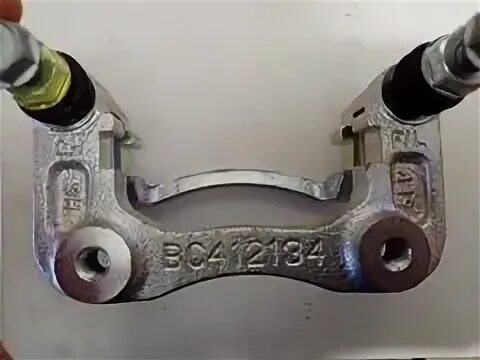 Скоба суппорта hyundai i30. Hyundai ix35 скоба суппорта. Скобы на передний суппорт на hyundai tucson 2008 года. Скоба суппорта заднего hyundai nf 2007. Hyundai accent 2008 скоба суппорта.