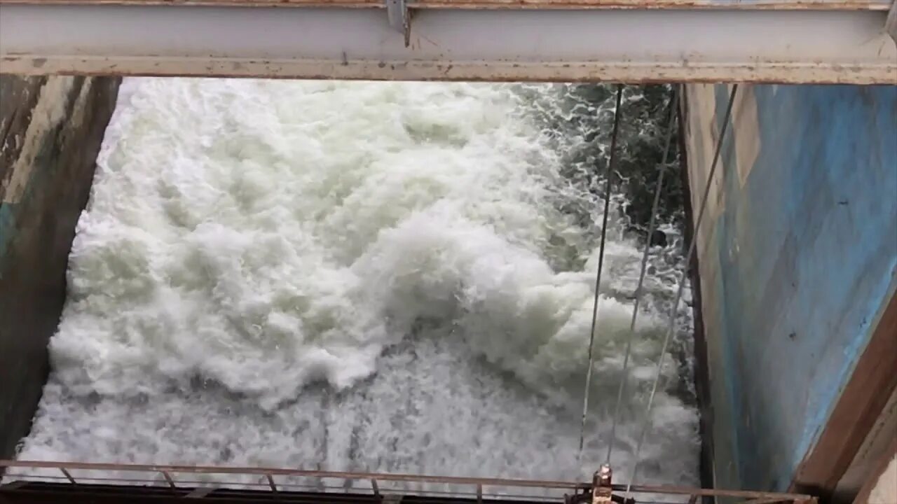 На сколько поднялась вода в тоболе сегодня. Плотина Курган. Курганская дамба. Дамбы на Тобол. Дамба в Кургане год постройки.