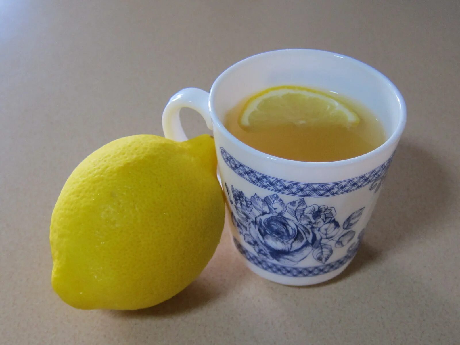 Мед с чаем. Как заварить лимон. Имбирный чай. Чай из куркумы. Как заварить лимон.