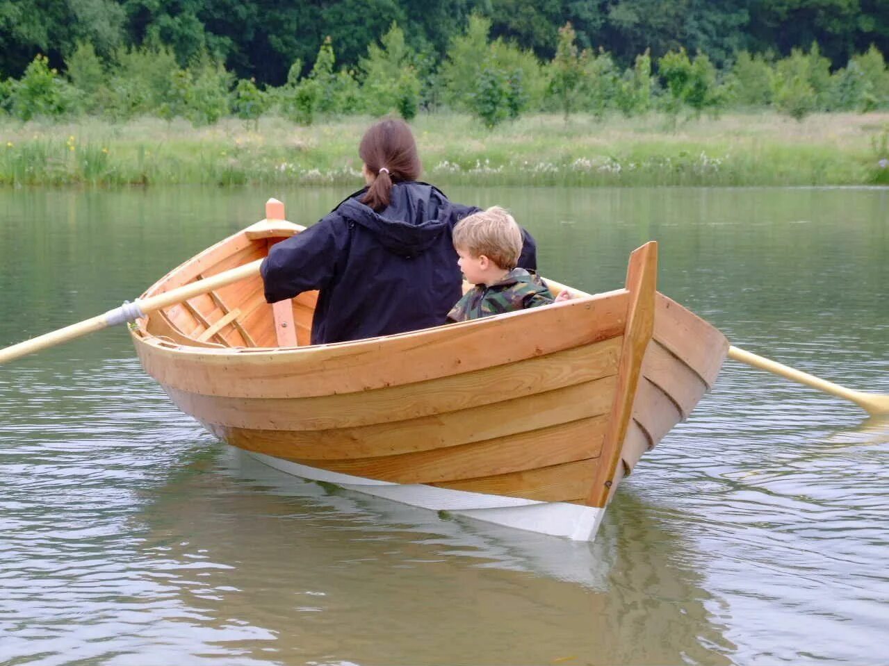 Лодка с веслами. Деревянная ложка-весло. Лодка деревянная. Человек в деревянной лодке. Как слезть с лодки