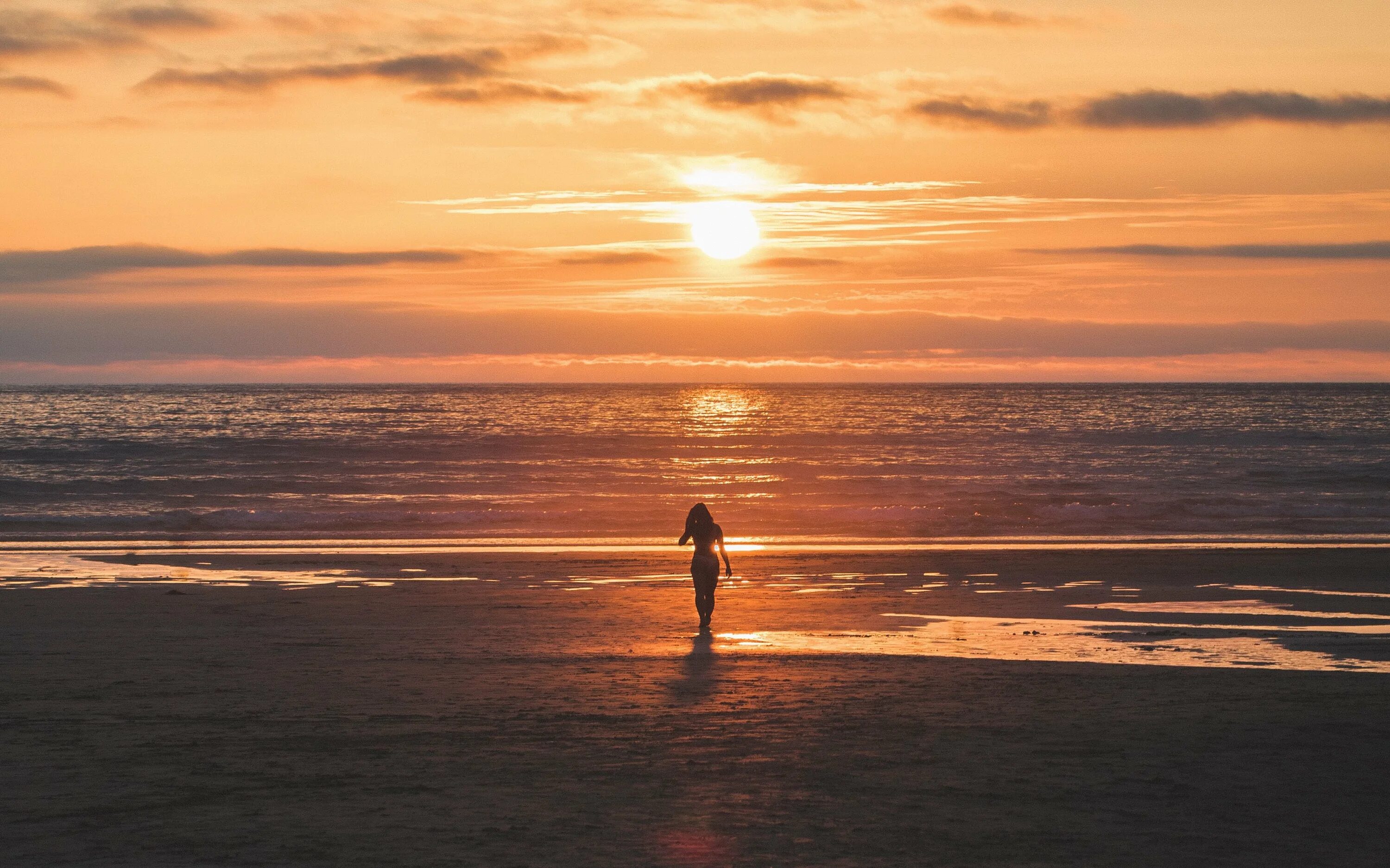 Неподвижно вдали. Сансет Бич Sunset Beach. Закат на море. Пляж закат. Девушка закат на побережье океана.