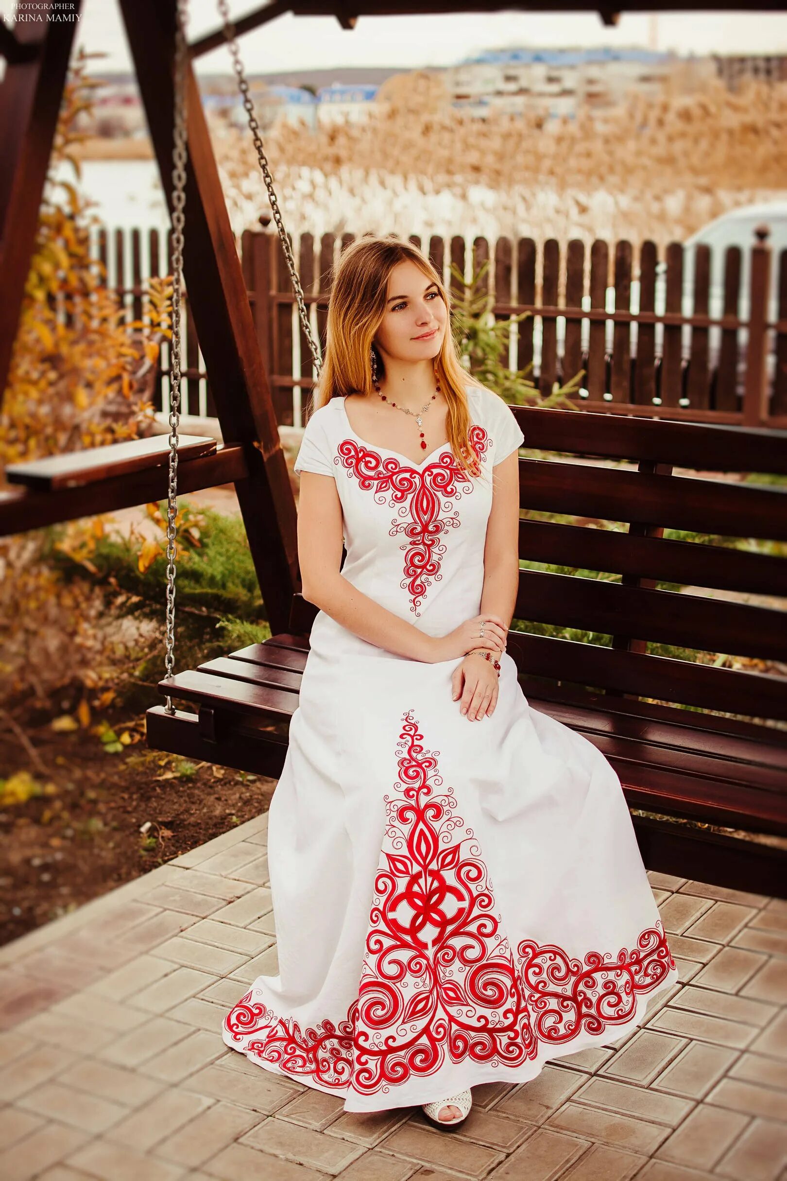 Подвенечные платья в русском стиле. Славянское свадебное платье. Белое платье в славянском стиле. Свадебные наряды в русском народном стиле. Платье в славянском стиле.