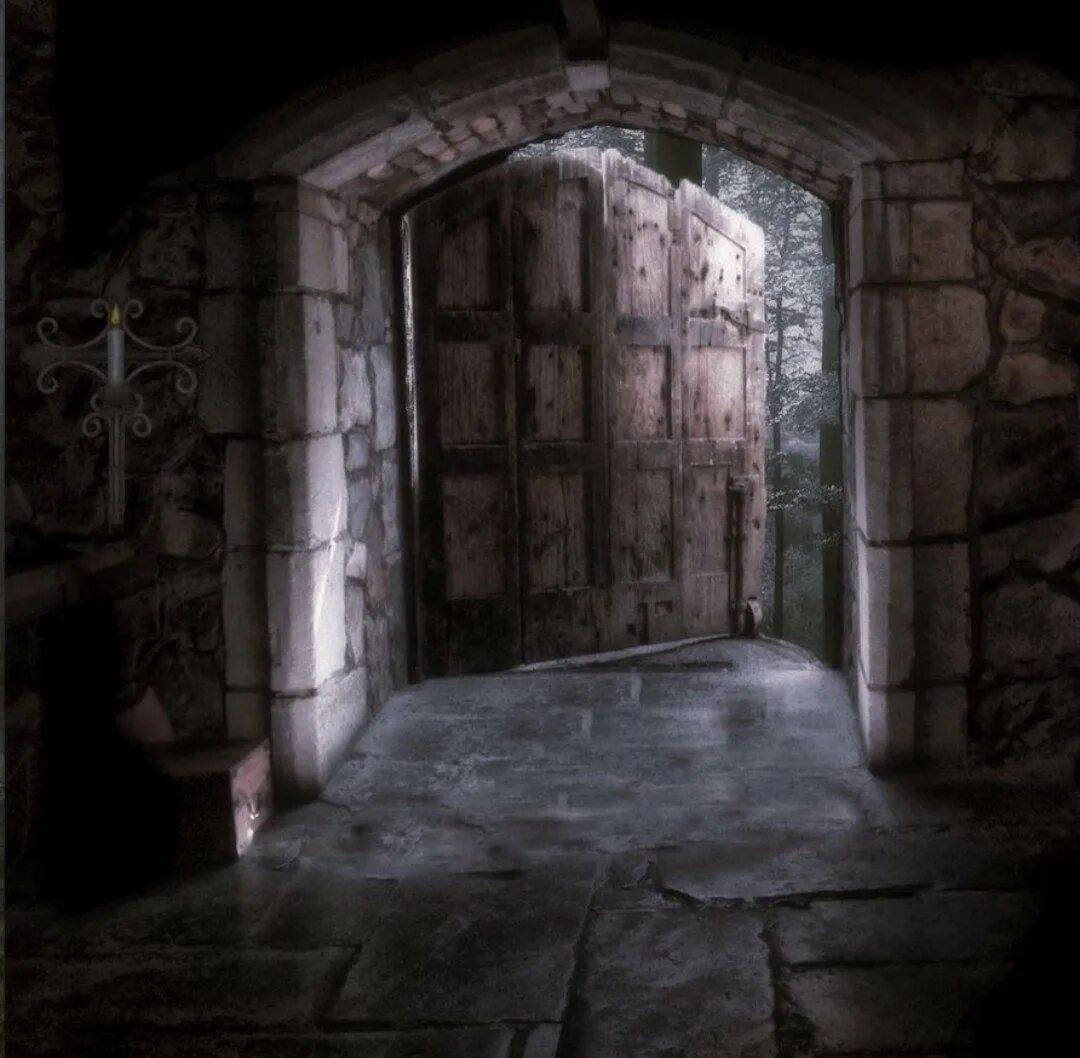 В замках были окна. Готическая дверь. Темная комната в замке. Готическая стена. Окно в замке.