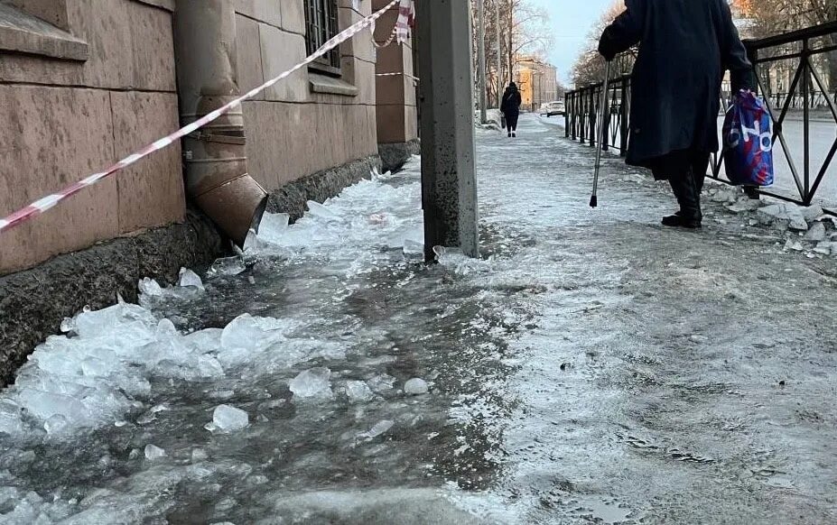 Лед никто не найдет. Гололед. скользкий тротуар. снег гололед. ураган зимой.