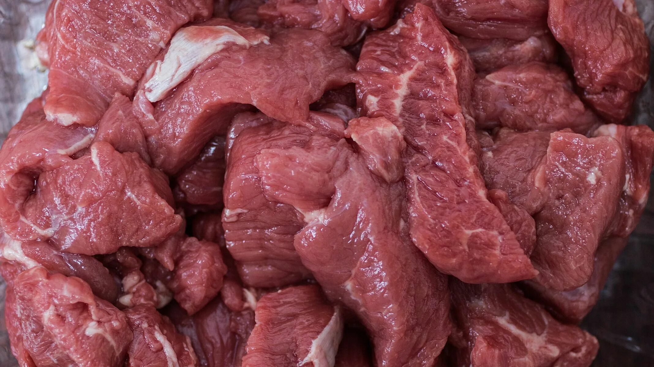 В мясе есть кровь. Мясо. Мясо говядина. Говяжье мясо. Свежее мясо.